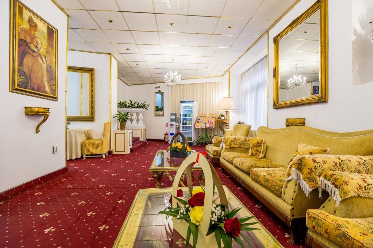 Отель Hotel Carpati Imparatul Romanilor Бухарест-8