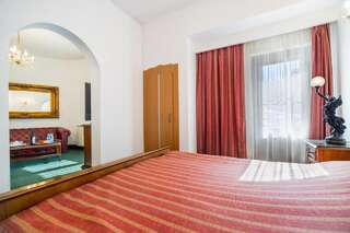 Отель Hotel Carpati Imparatul Romanilor Бухарест Двухместный номер с 1 кроватью и ванной комнатой-1