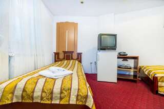 Отель Hotel Carpati Imparatul Romanilor Бухарест Двухместный номер с 2 отдельными кроватями и ванной комнатой вне номера-1