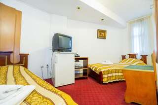 Отель Hotel Carpati Imparatul Romanilor Бухарест Двухместный номер с 2 отдельными кроватями и ванной комнатой вне номера-3