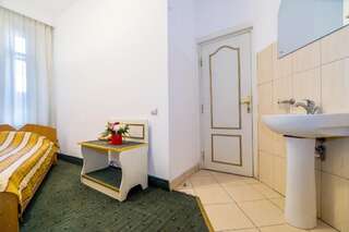 Отель Hotel Carpati Imparatul Romanilor Бухарест Двухместный номер с 2 отдельными кроватями и ванной комнатой вне номера-5