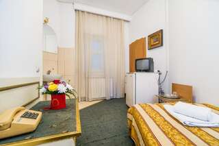 Отель Hotel Carpati Imparatul Romanilor Бухарест Двухместный номер с 2 отдельными кроватями и ванной комнатой вне номера-6