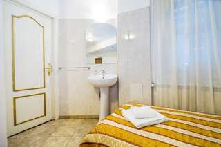 Отель Hotel Carpati Imparatul Romanilor Бухарест Двухместный номер с 2 отдельными кроватями и ванной комнатой вне номера-7